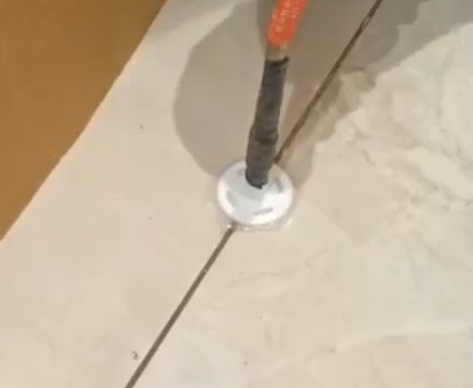 仙游瓷砖空鼓维修公司专业解答瓷砖在铺贴过程中，如果没有涂抹均匀到位的粘结材料（如水泥砂浆或瓷砖胶），可能会导致以下问题