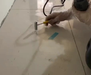 仙游瓷砖开裂维修公司专业分享瓷砖在铺贴前如果没有沥干水分，将会导致以下问题